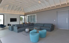 Fernseher, DVD-Player, Bücher, Stereoanlage