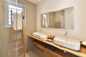 Douche, sèche-cheveux, serviettes fournies