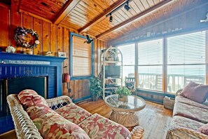 TV - Sailors Rest / 4825 W Beach Drive (Oak Island)