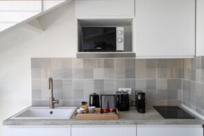 Fridge, microwave, stovetop, coffee/tea maker