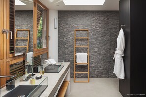 Dusche, Haartrockner, Handtücher