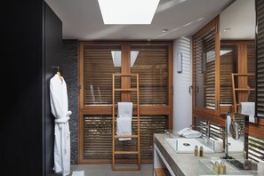 Douche, séchoir à cheveux, serviettes fournies