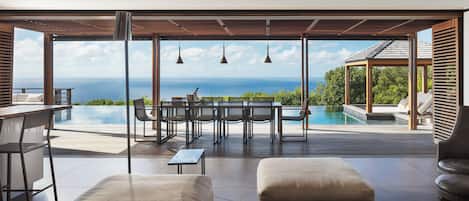 屋外ダイニングエリア