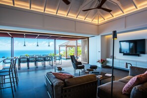 Fernseher, Bücher, Stereoanlage, Arbeitsbereiche