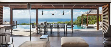 屋外ダイニングエリア