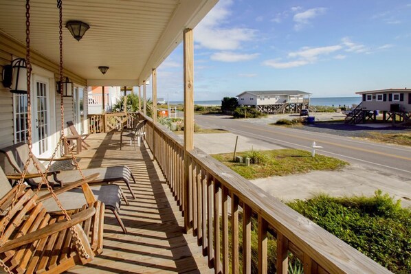 Terrace/patio - Natural Hi / 4928 East Beach Drive - Coastal Vacation Resorts (Oak Island)