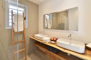 Douche, sèche-cheveux, serviettes fournies