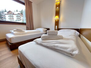 2 chambres, coffres-forts dans les chambres, fer et planche Ă repasser