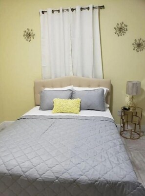 2 habitaciones, tabla de planchar con plancha, cuna de viaje y wifi 