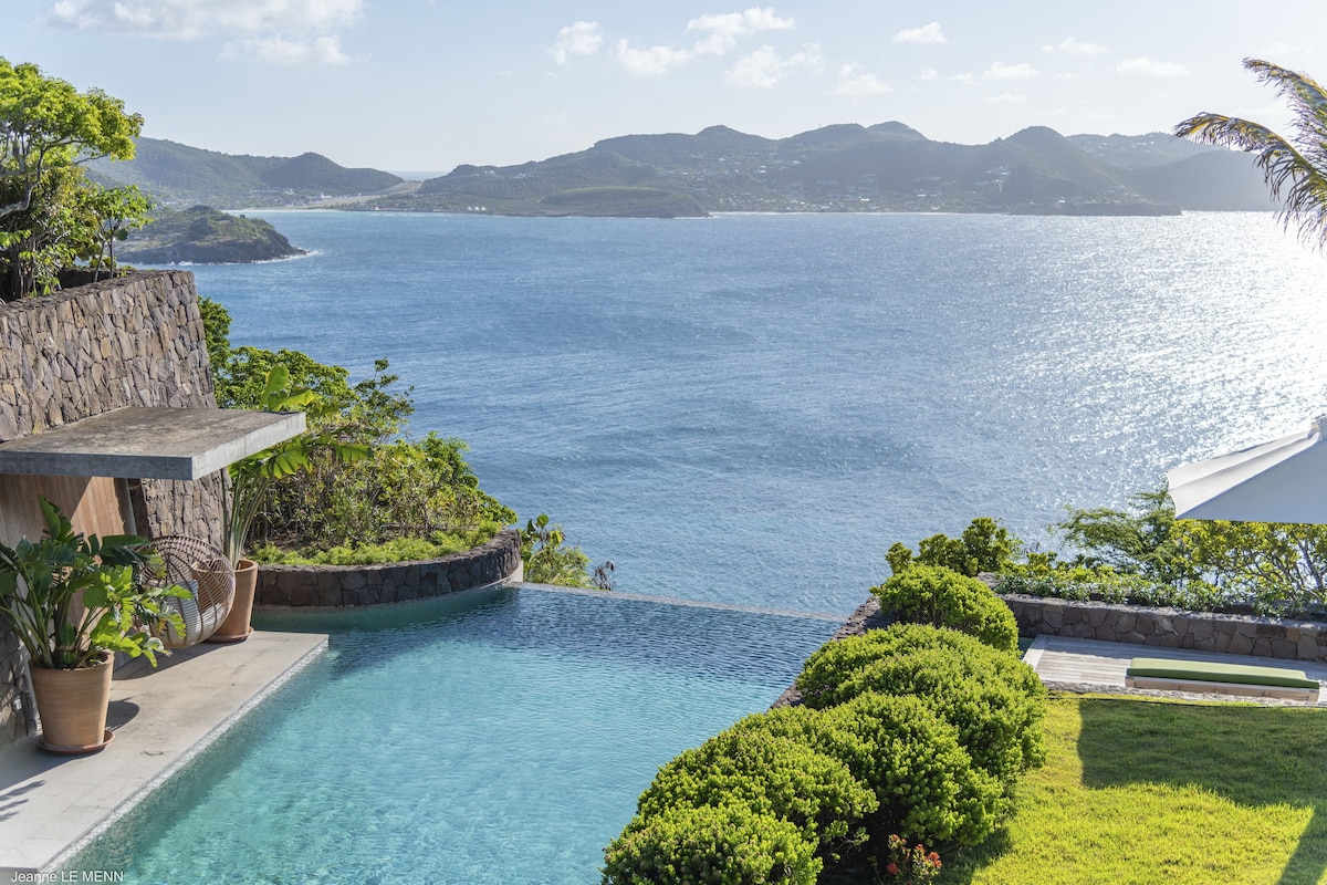 Villa Tainos infinity pool overlooking the Caribbean