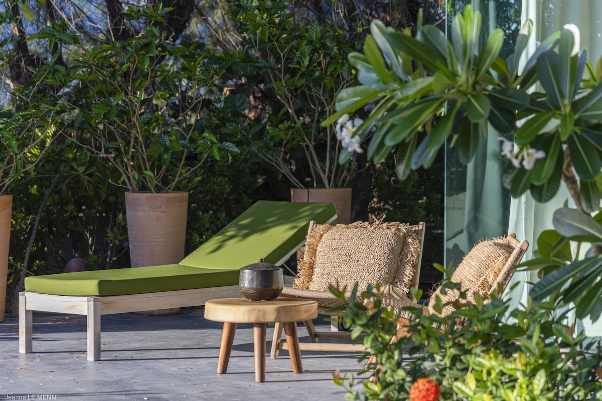 Alfresco dining with sea breezes