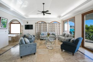 Fernseher, DVD-Player, Bücher, Musikbibliothek