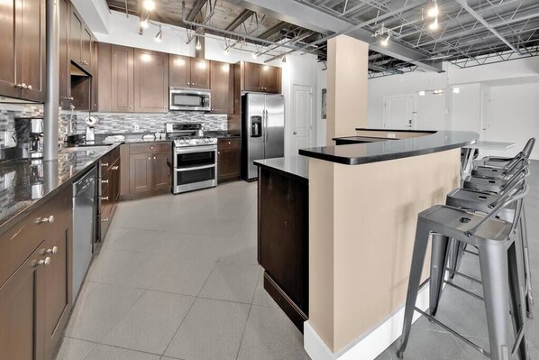 Fridge, microwave, oven, stovetop - 3 BR 2 BA Downtown Loft water view (Fort Walton Beach)