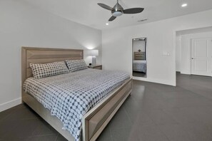 3 室のベッドルーム、デスク、アイロン / アイロン台、WiFi