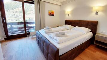 2 soveværelser, pengeskab på værelset, strygejern/strygebræt