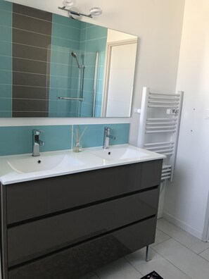 Bañera, secador de pelo, toallas y papel higiénico