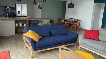 Télévision, table de tennis de table, livres, chaßne hi-fi