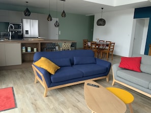 TV, ping pong, books, stereo