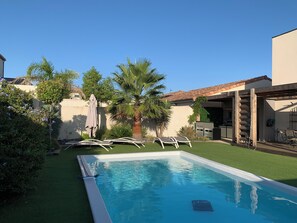 Una piscina al aire libre, una piscina climatizada