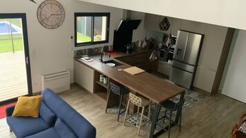 Télévision, table de tennis de table, livres, chaßne hi-fi