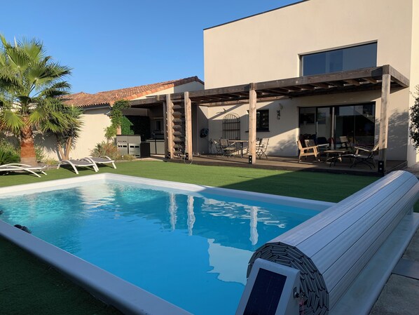Una piscina al aire libre, una piscina climatizada