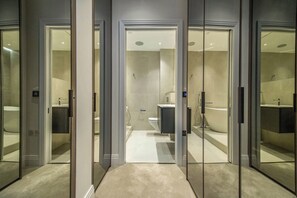 تجهيزات دش، مجففات شعر، مراحيض شطف، مناشف