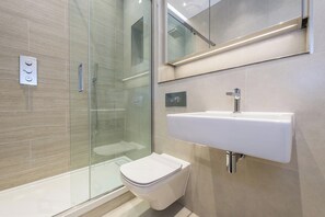 Tina, secadora de cabello, toallas, jabón 