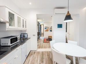 Een koelkast, een magnetron, een vaatwasser