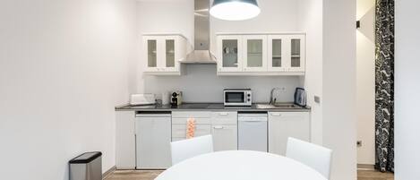 Een koelkast, een microgolfoven, een vaatwasser