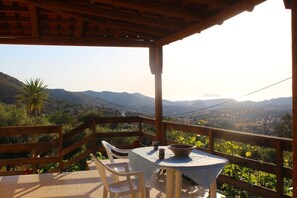 Outdoor dining - Alonaki House (Listaros)