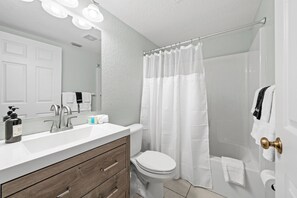 Combined shower/bathtub, towels