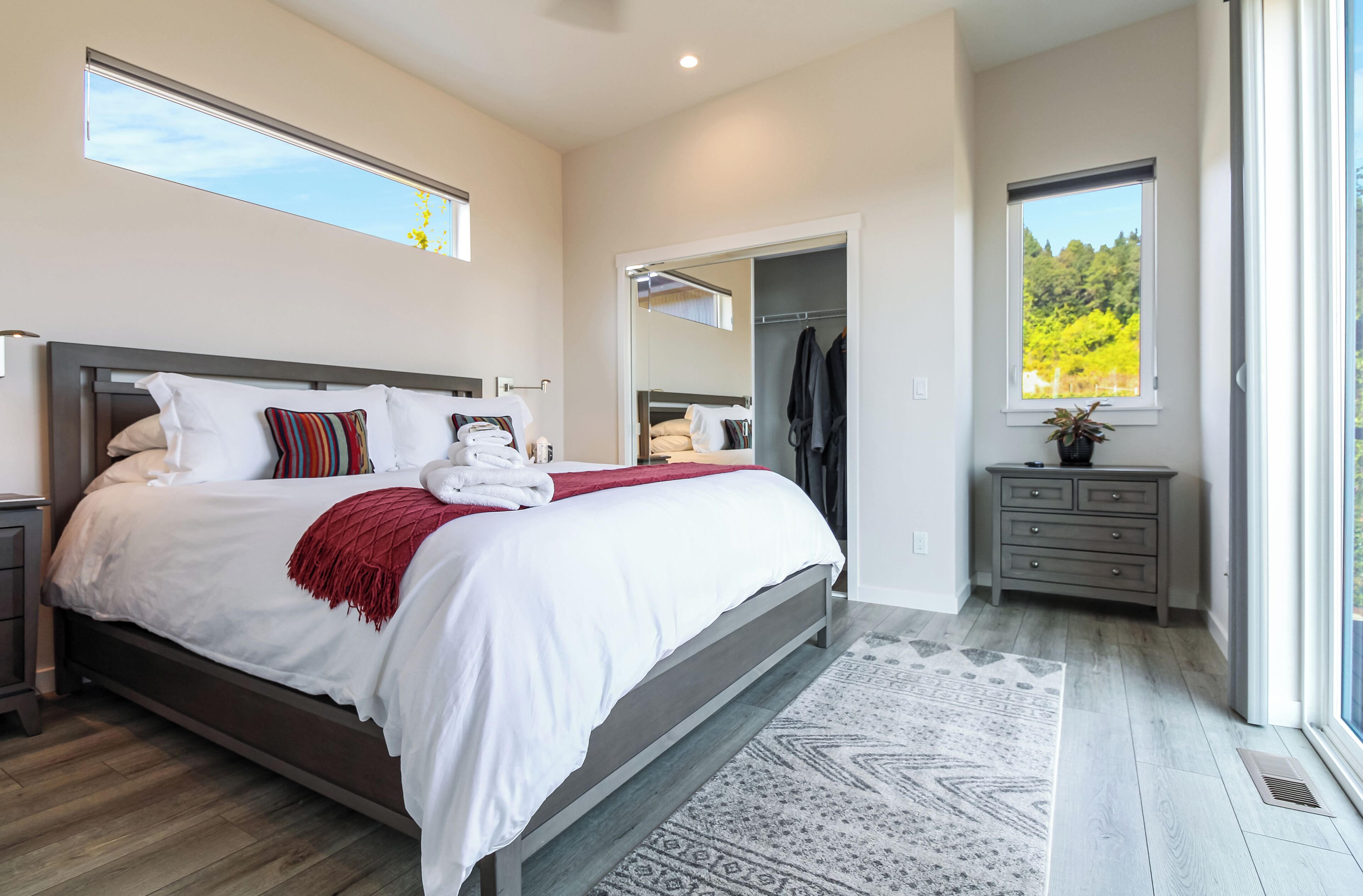 2 bedrooms, desk, iron/ironing board, travel crib