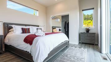 2 bedrooms, desk, iron/ironing board, travel crib