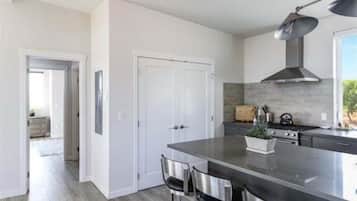 Een koelkast, een microgolfoven, een oven, een kookplaat