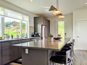 Jääkaappi, mikroaaltouuni, uuni, liesi