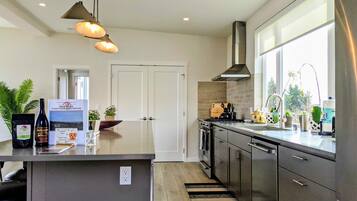 Een koelkast, een magnetron, een oven, een kookplaat