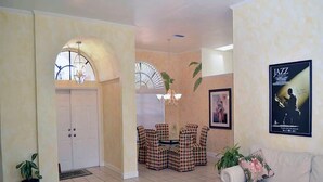 House (Tin Cup) | Living room | Flat-screen TV