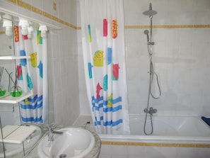 Ensemble douche/baignoire, serviettes fournies