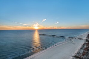 Sulla spiaggia, lettini da mare, teli da spiaggia