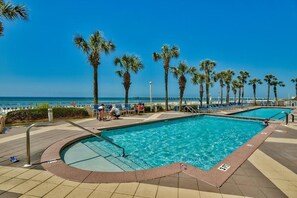 Piscina all'aperto, una piscina riscaldata