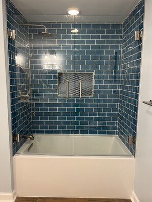 Badewanne, Haartrockner, Handtücher, Seife