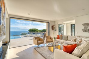 Smart TV, fireplace, books, music library - Close to Monaco: newly constructed contemporary 4 BR villa with spectacular view (Roquebrune Cap Martin)