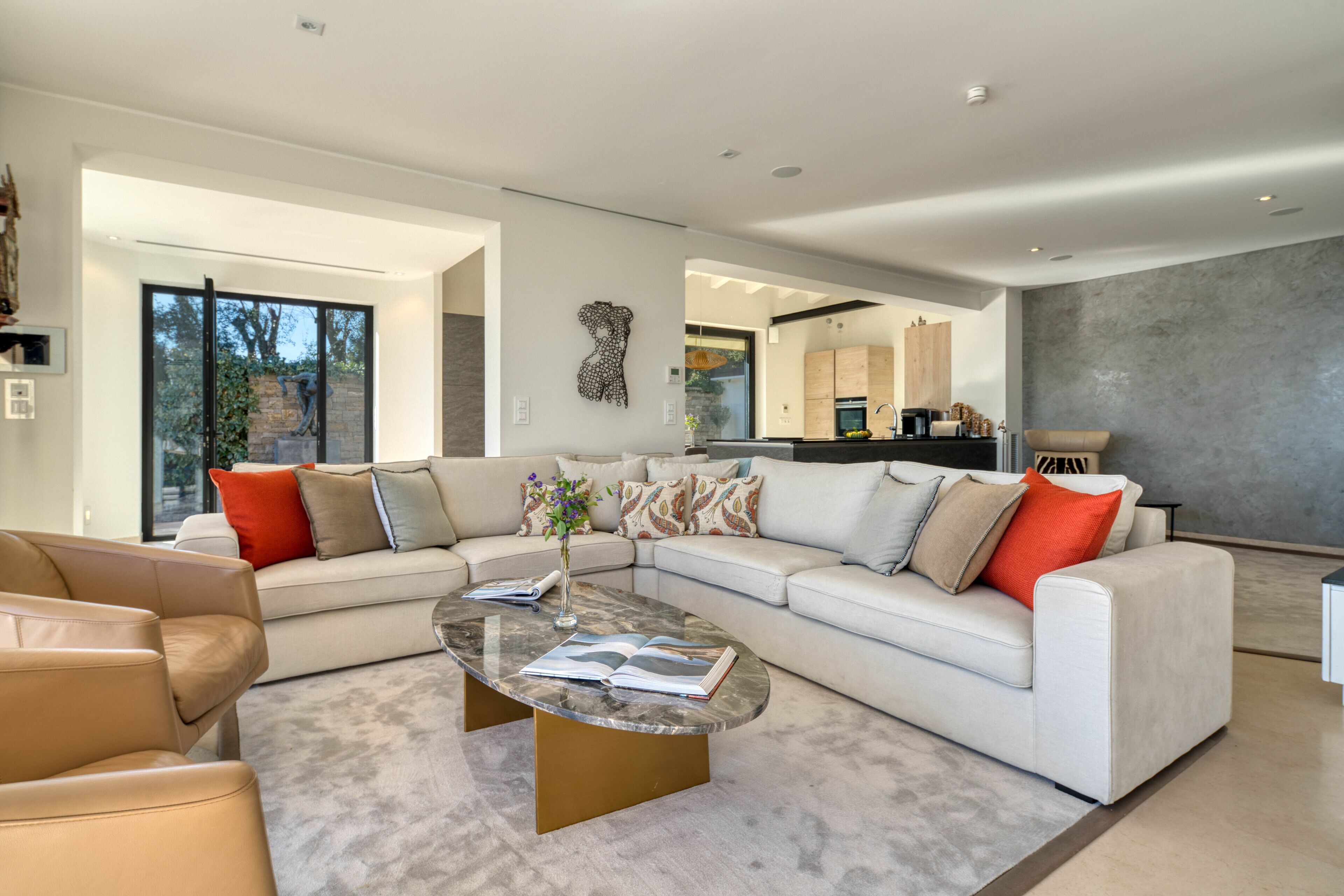 Smart TV, caminetto, libri, biblioteca musicale