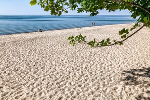 Beach nearby - Inviting Timber Frame home near the beach with pool table, central AC, & W/D (Harbert)