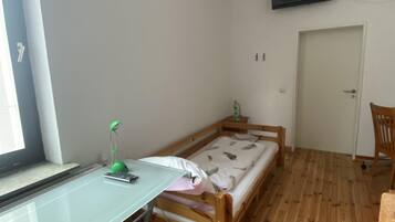 Economy-Doppel- oder -Zweibettzimmer, Gemeinschaftsbad | 1 Schlafzimmer