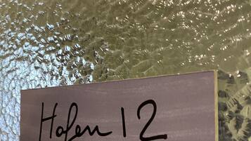 Un cartel con el texto 'Hafen 12' sobre una superficie texturizada.