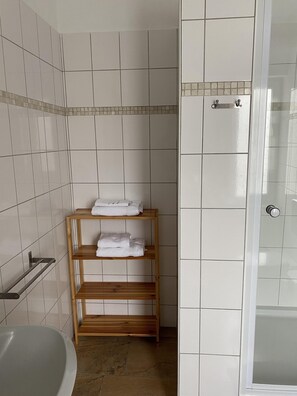 Deluxe Double Room, Private Bathroom | Bathroom | Towels - Hafen12 (Bremerhaven)