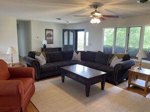 Smart-tv, eldstad och bordsfotboll