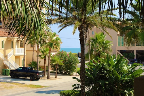 Cozy Coastal 2BD/2BA Family Condo w/Pool. Walking distance to beach and stores. 