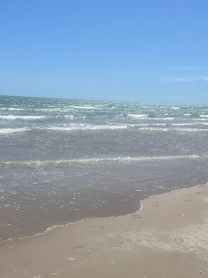 Una spiaggia nelle vicinanze, lettini da mare, teli da spiaggia